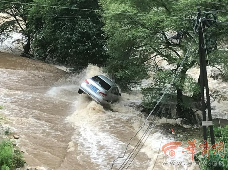 福州一商场内男子持刀游荡 警方介入