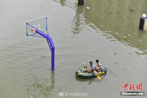 舰载机女飞行学员完成着舰单飞考核